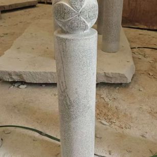 攀枝花 芝麻白花岗岩石材挡车石柱、停车柱、圆柱挡车柱、方柱挡车柱等