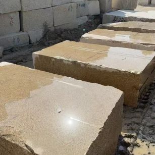 攀枝花 黄金麻方料堆场洗料分选中，原材料充足