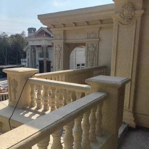 攀枝花 黄金麻别墅外墙干挂雕花配合阳台栏杆花瓶柱