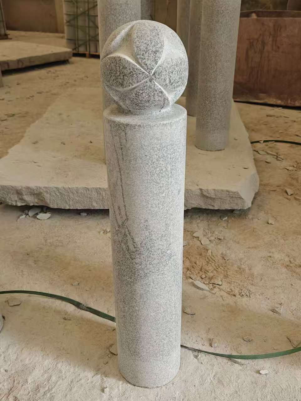 攀枝花 芝麻白花岗岩石材挡车石柱、停车柱、圆柱挡车柱、方柱挡车柱等