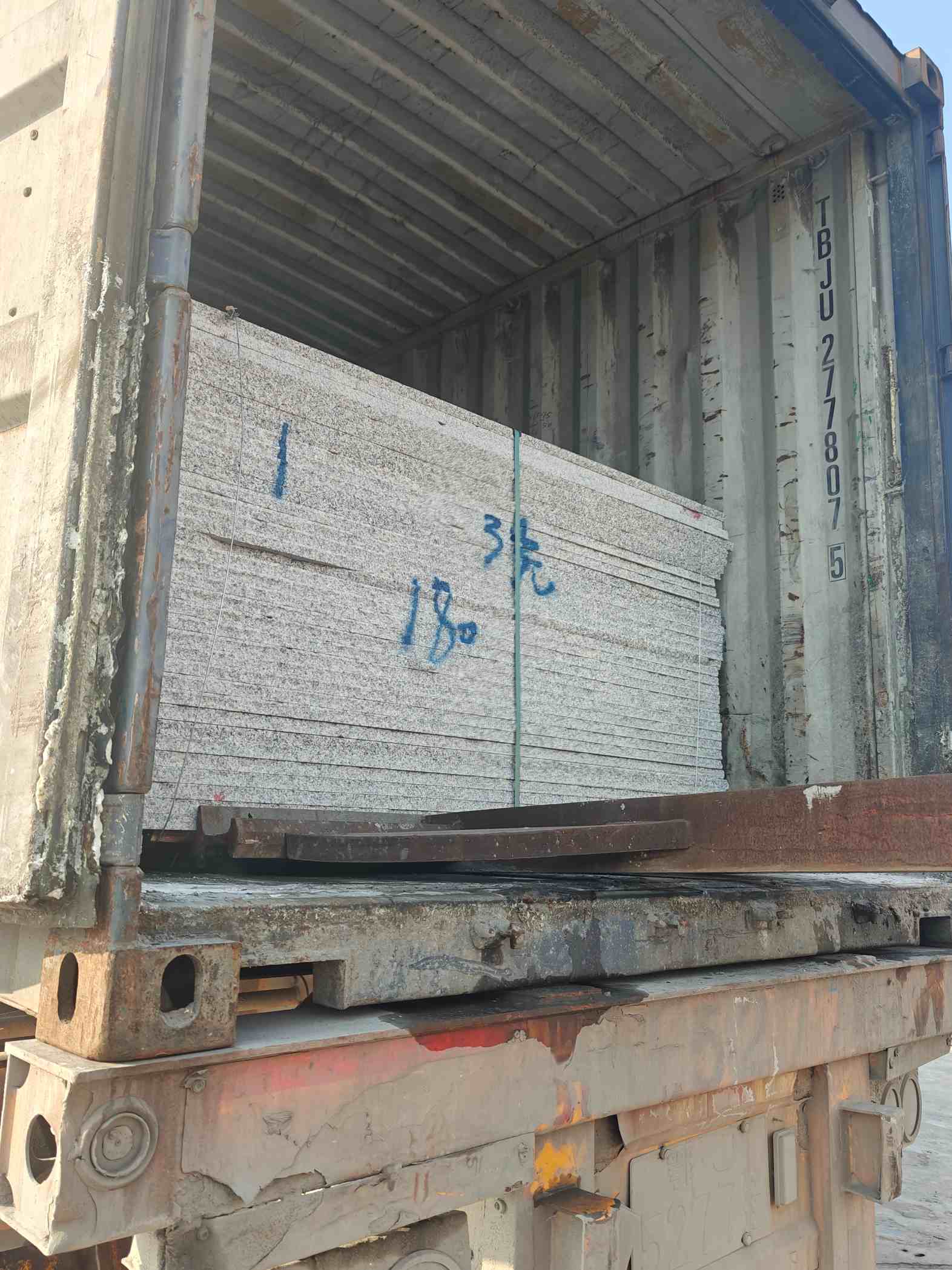 攀枝花 芝麻白花岗岩石材3.0公分光面毛板装柜出货