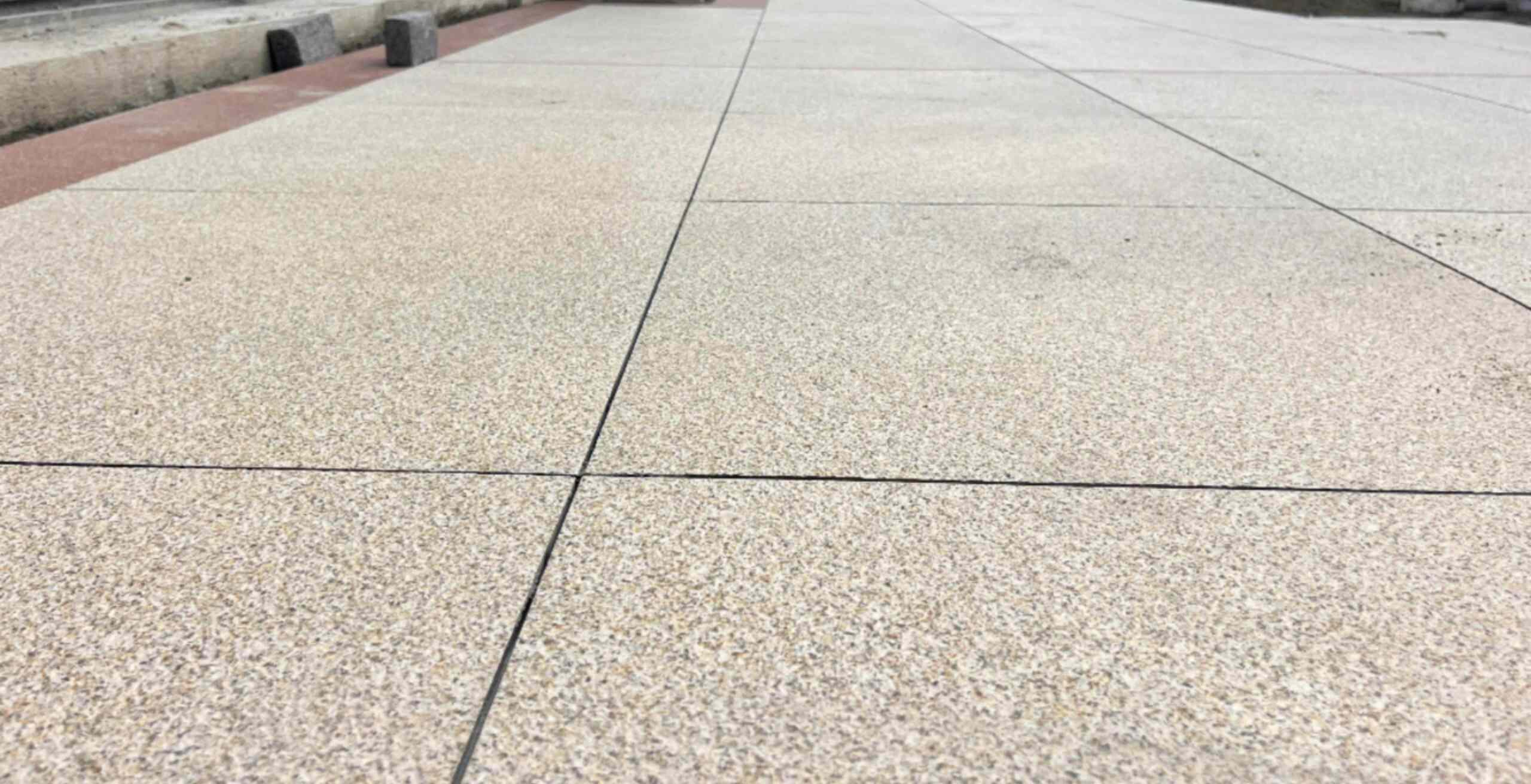 攀枝花 黄金麻花岗岩石板材荔枝面地面铺装效果