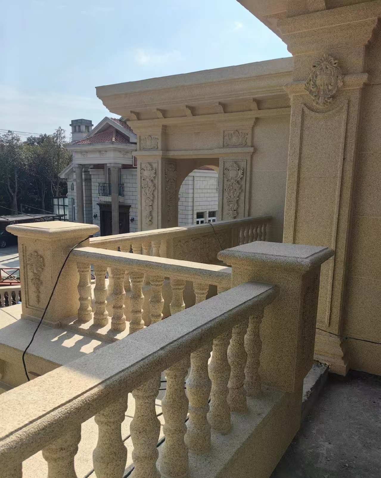 攀枝花 黄金麻别墅外墙干挂雕花配合阳台栏杆花瓶柱