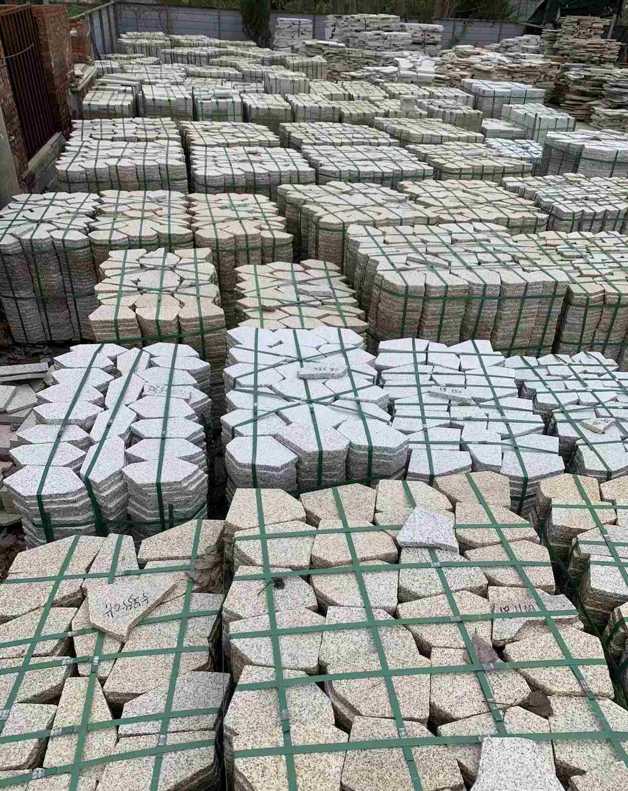 攀枝花 黄金麻白麻花岗岩荔枝面地铺石(冰裂纹)