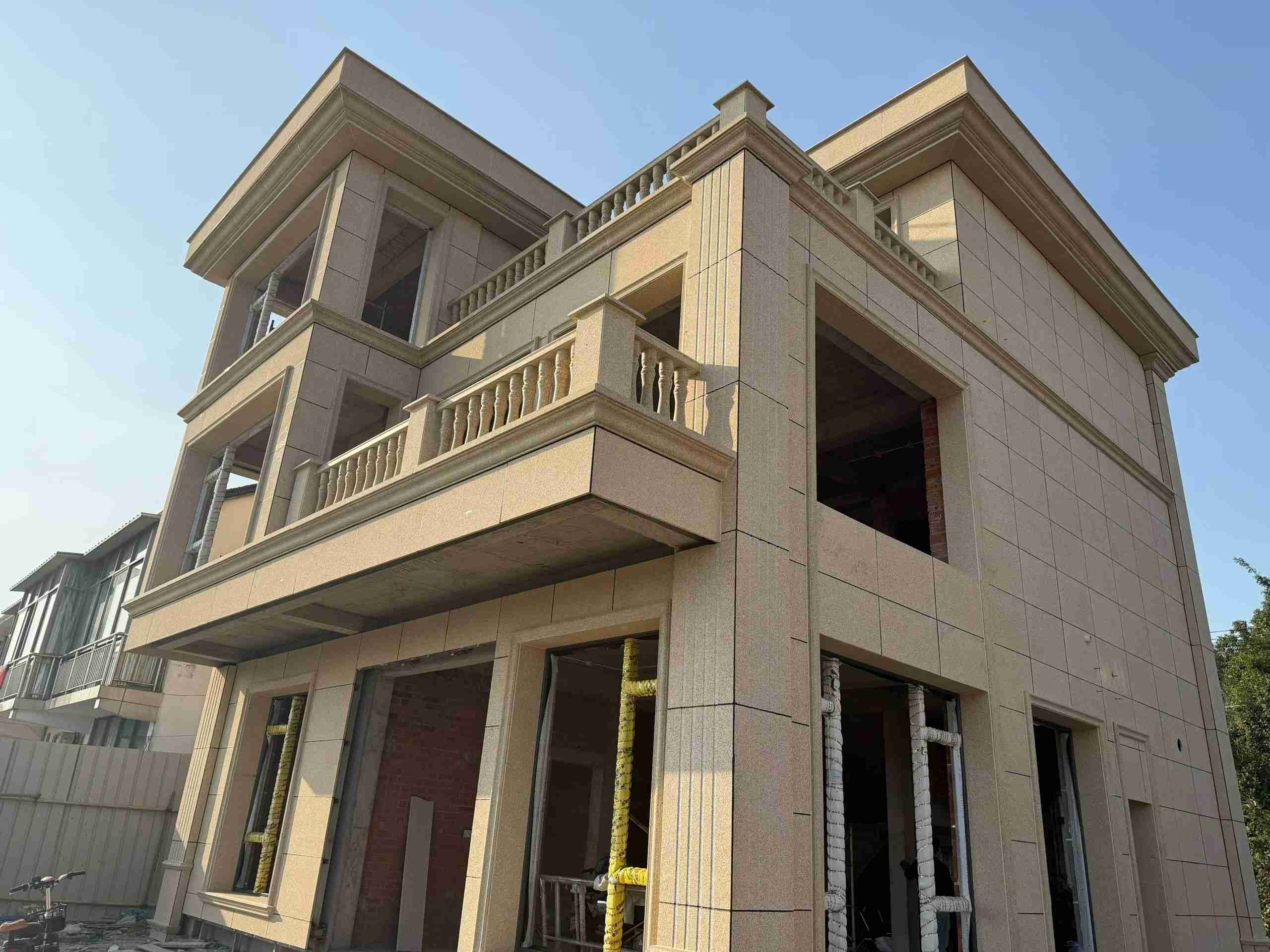 攀枝花 黄金麻花岗岩石材荔枝面外墙干挂效果展示