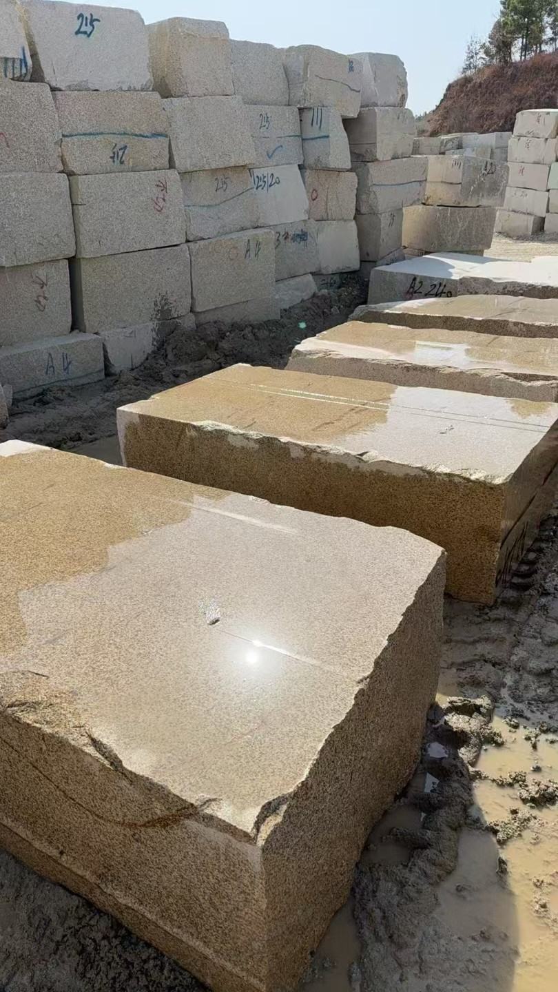 攀枝花 黄金麻方料堆场洗料分选中，原材料充足