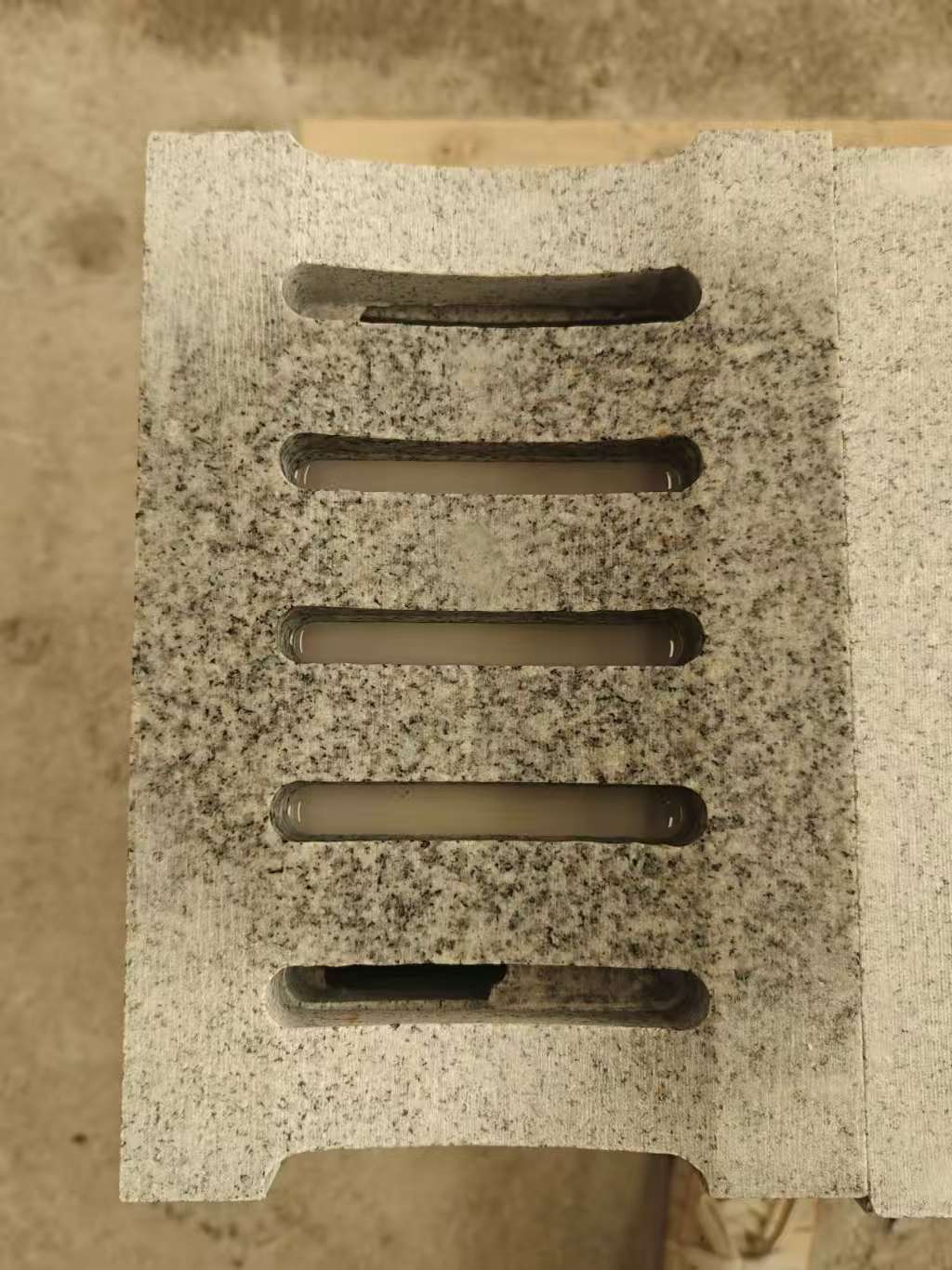 攀枝花 芝麻白拉丝面花岗岩U型开槽排水槽