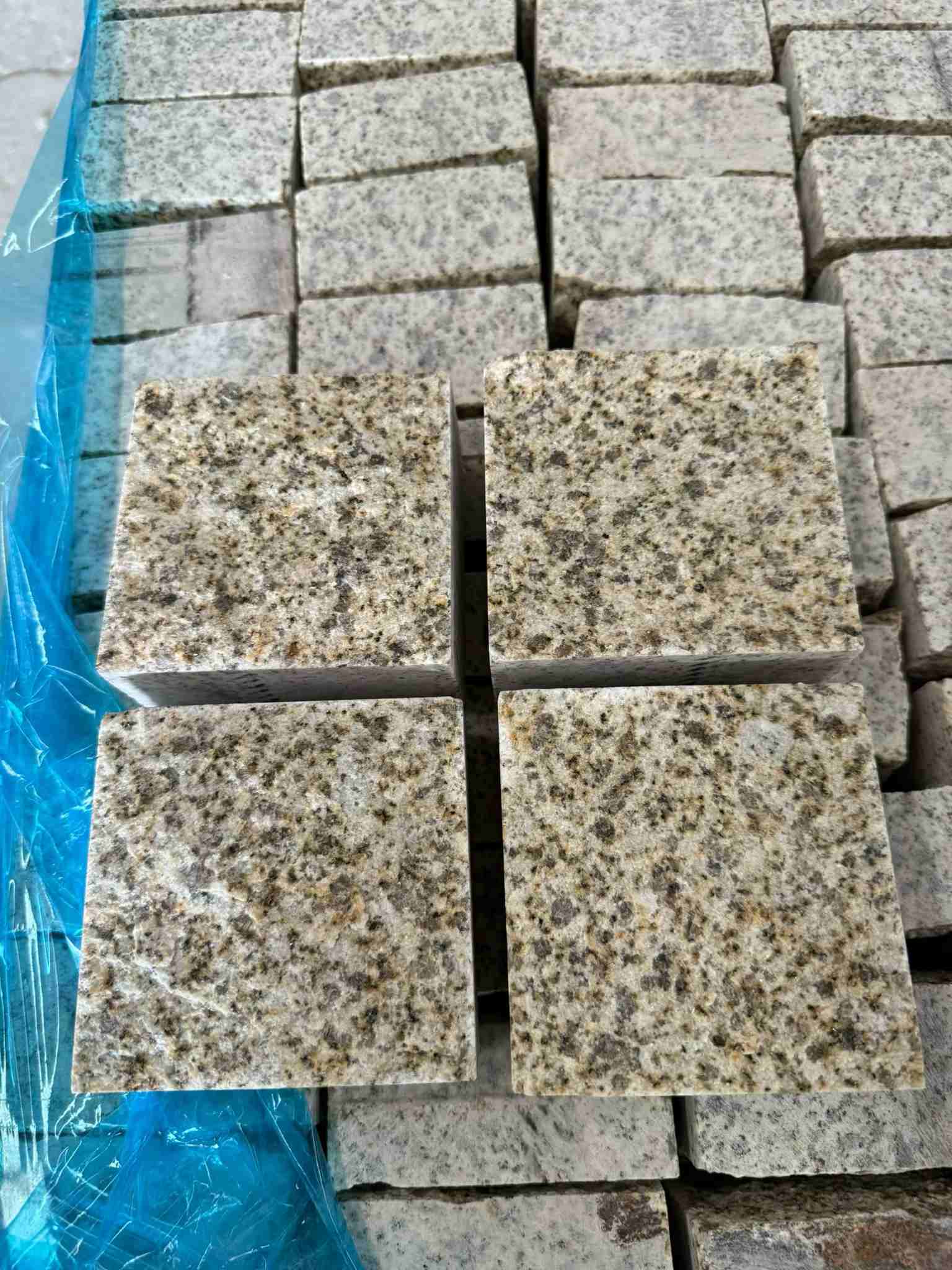 攀枝花 黄金麻花岗岩自然面小方块，弹石，马蹄石等