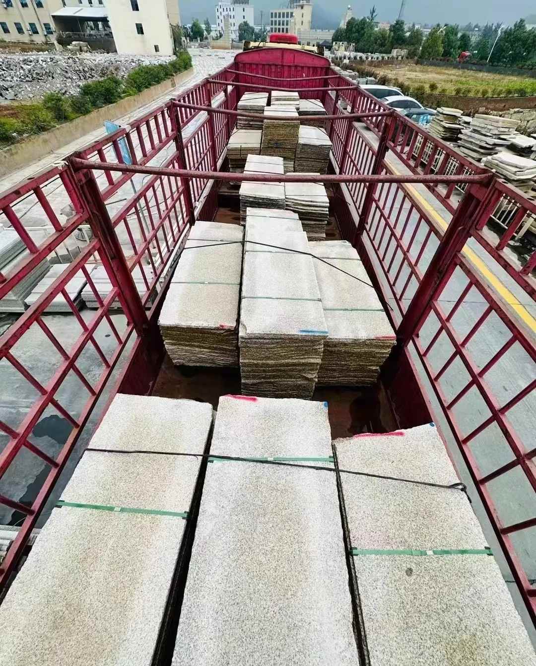 攀枝花 黄金麻花岗岩荔枝面，光面毛板装车完成