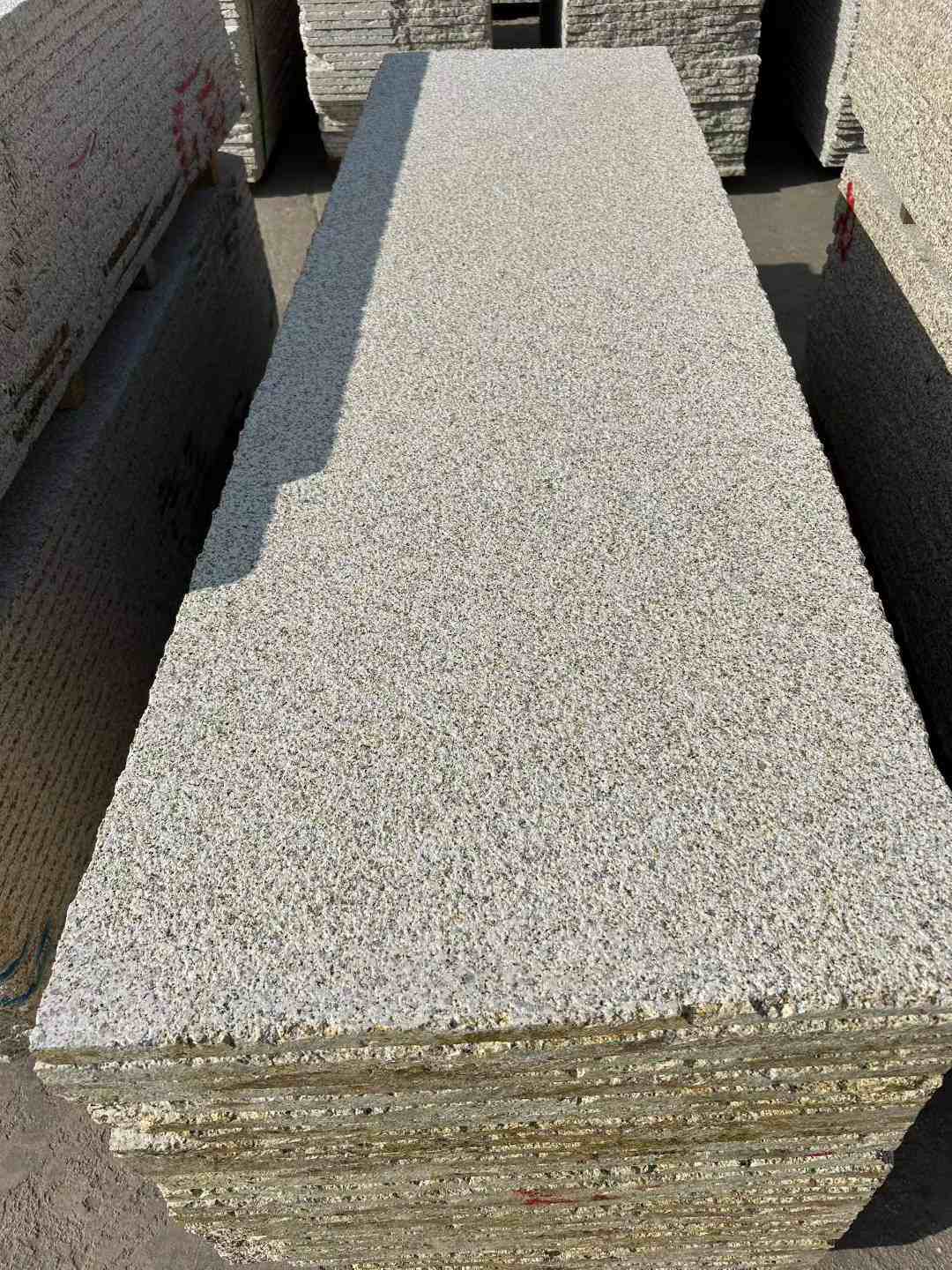 攀枝花 黄金麻花岗岩荔枝面毛板，半成品