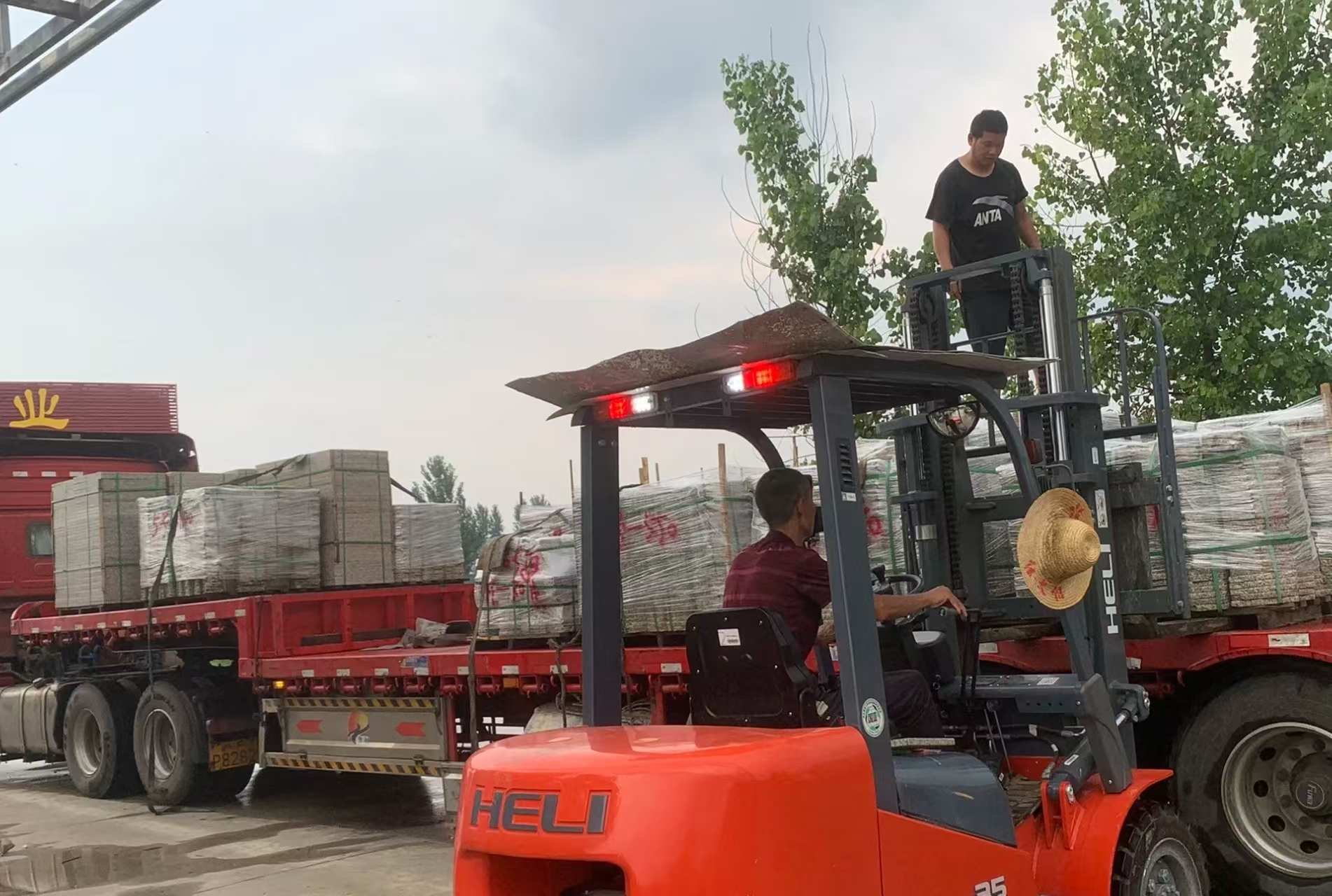 攀枝花 黄金麻冰裂纹，地铺石装车