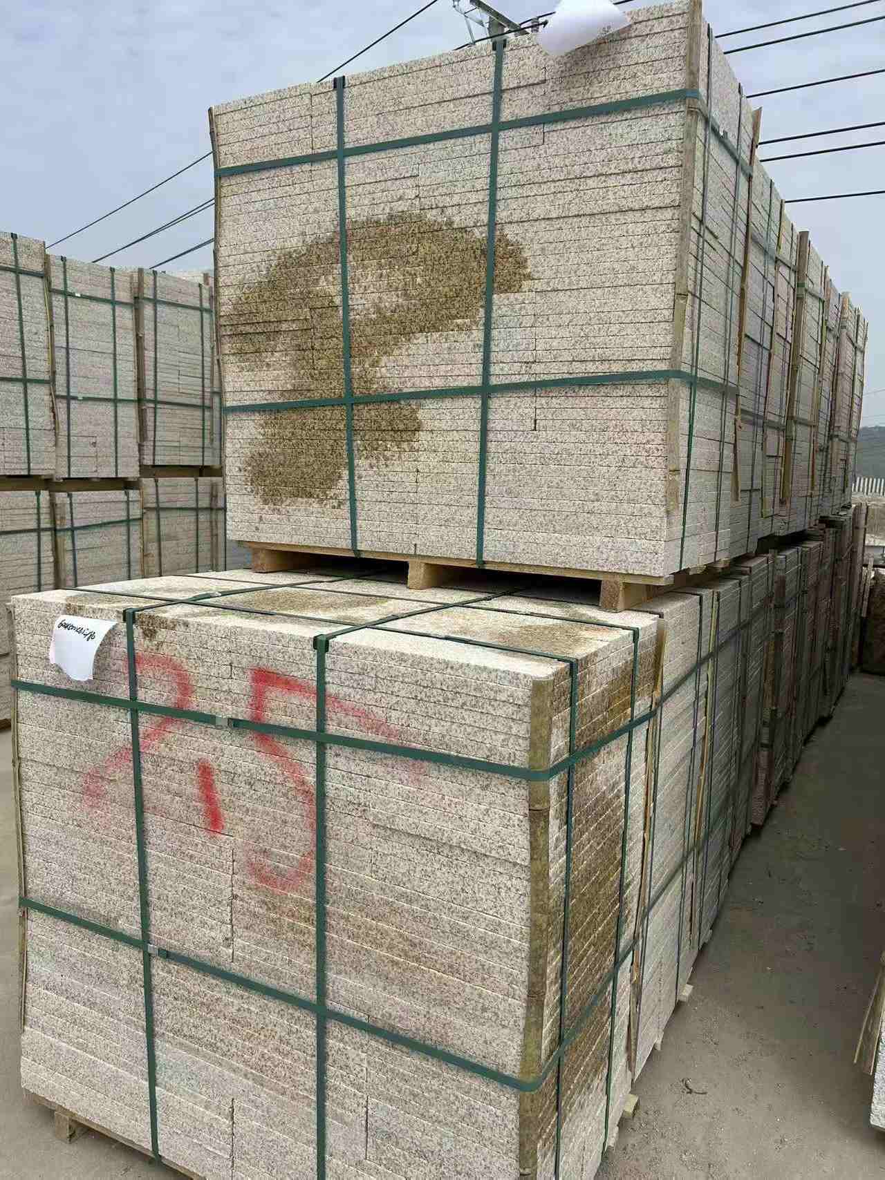 攀枝花 黄金麻花岗岩石材荔枝面地铺石2.5*300*600