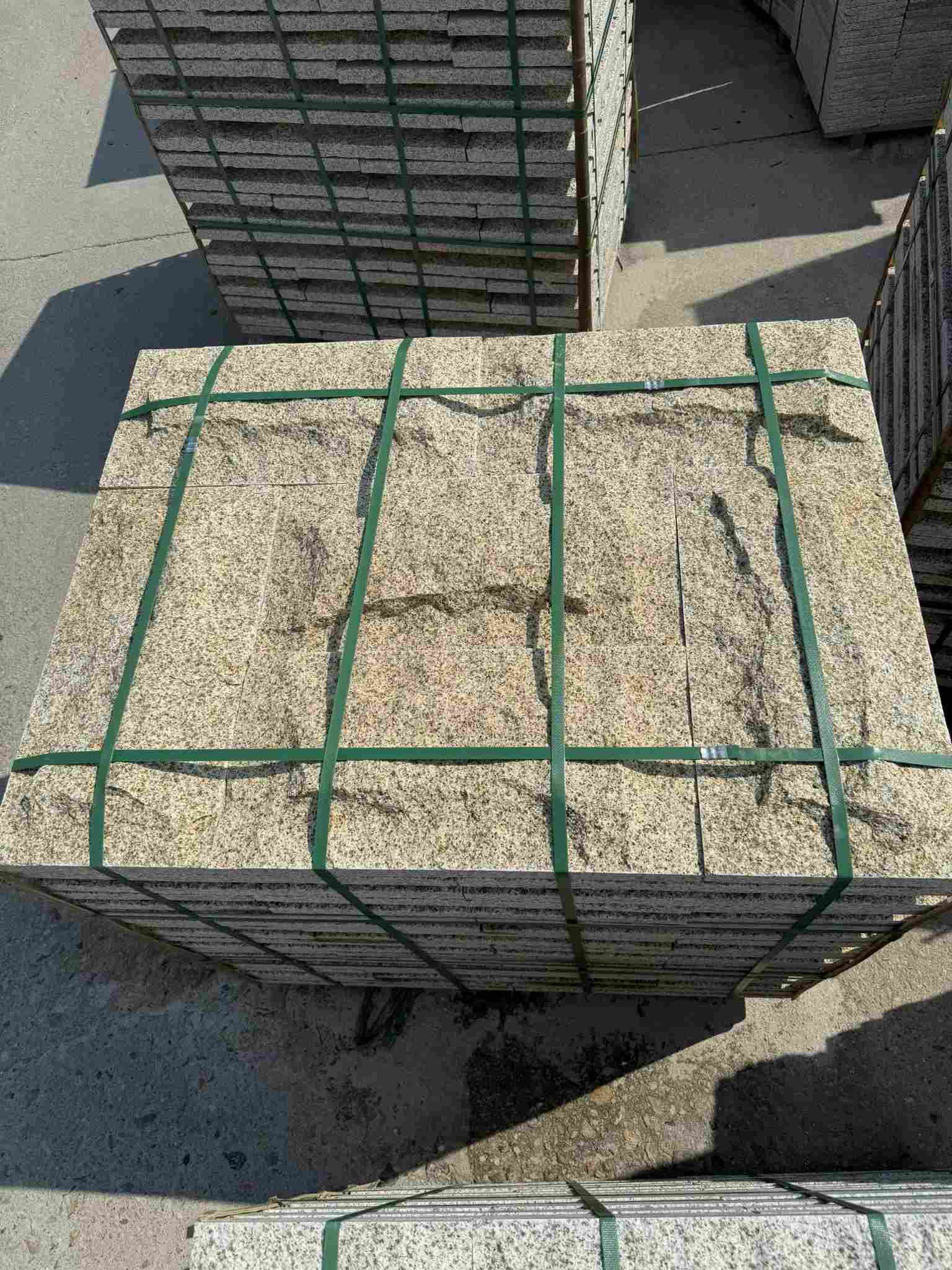 攀枝花 黄金麻花岗岩石材自然面蘑菇石成品