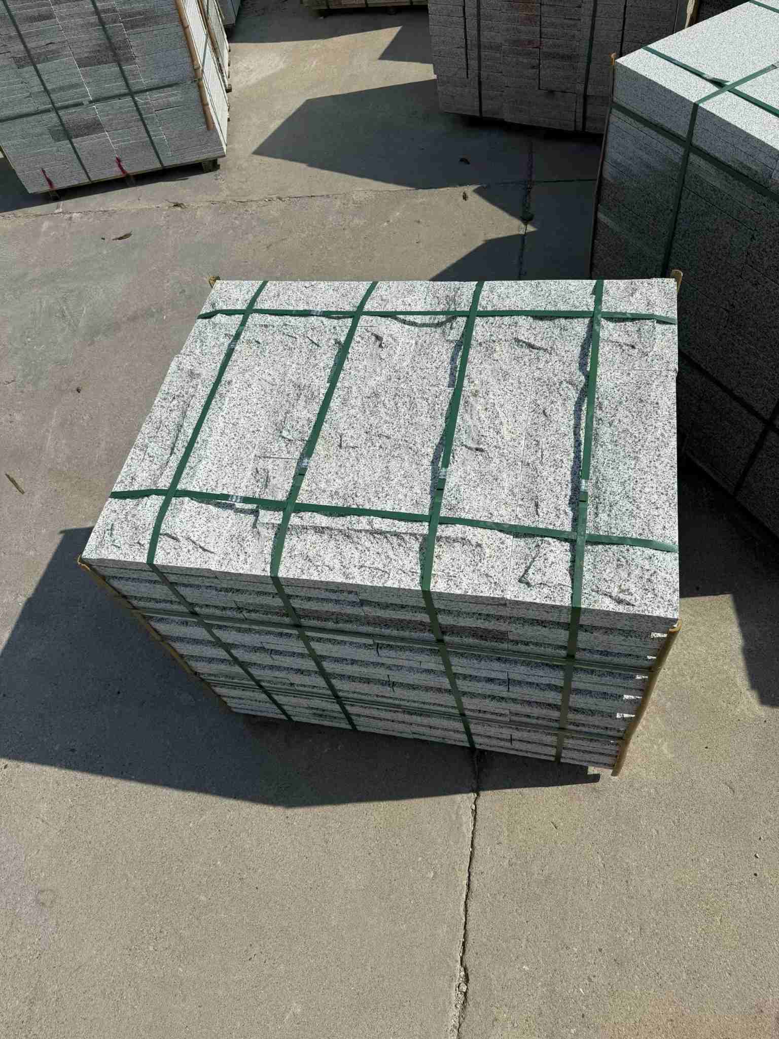 攀枝花 白麻花岗岩石材自然面蘑菇石成品