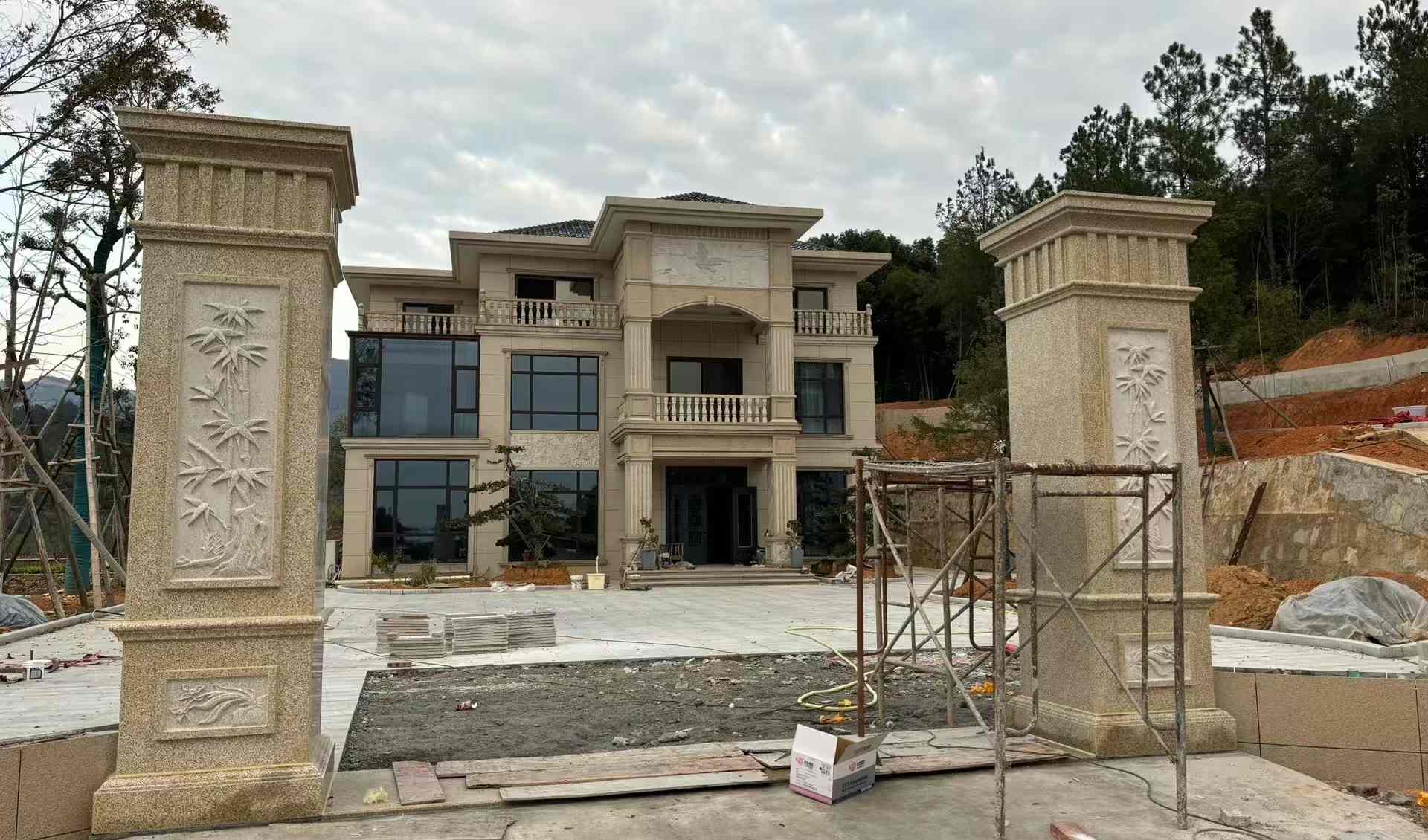 攀枝花 黄金麻花岗岩别墅雕花外墙干挂配上门口雕花罗马柱