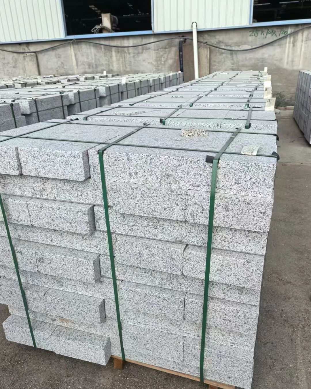 攀枝花 白麻花岗岩路沿石，弧形路沿石，道牙石，马路牙子，界石，路缘石，平沿石，直岩石，平缘石等