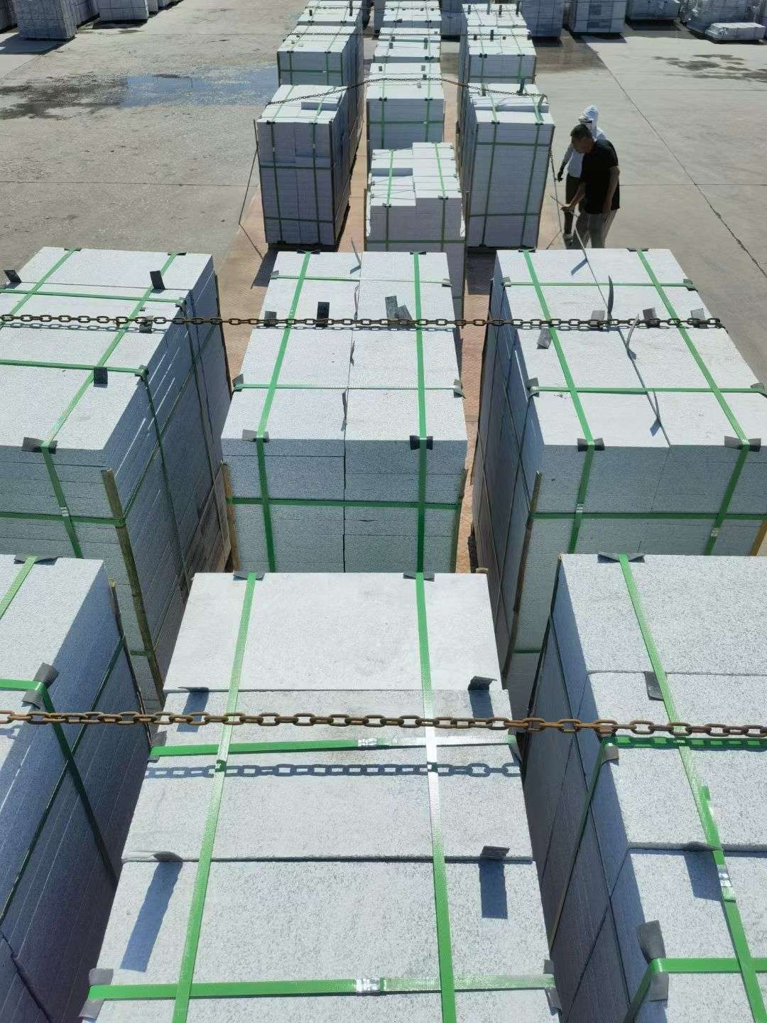 攀枝花 芝麻白花岗岩5公分地铺石 花岗岩厂家工厂装车日常